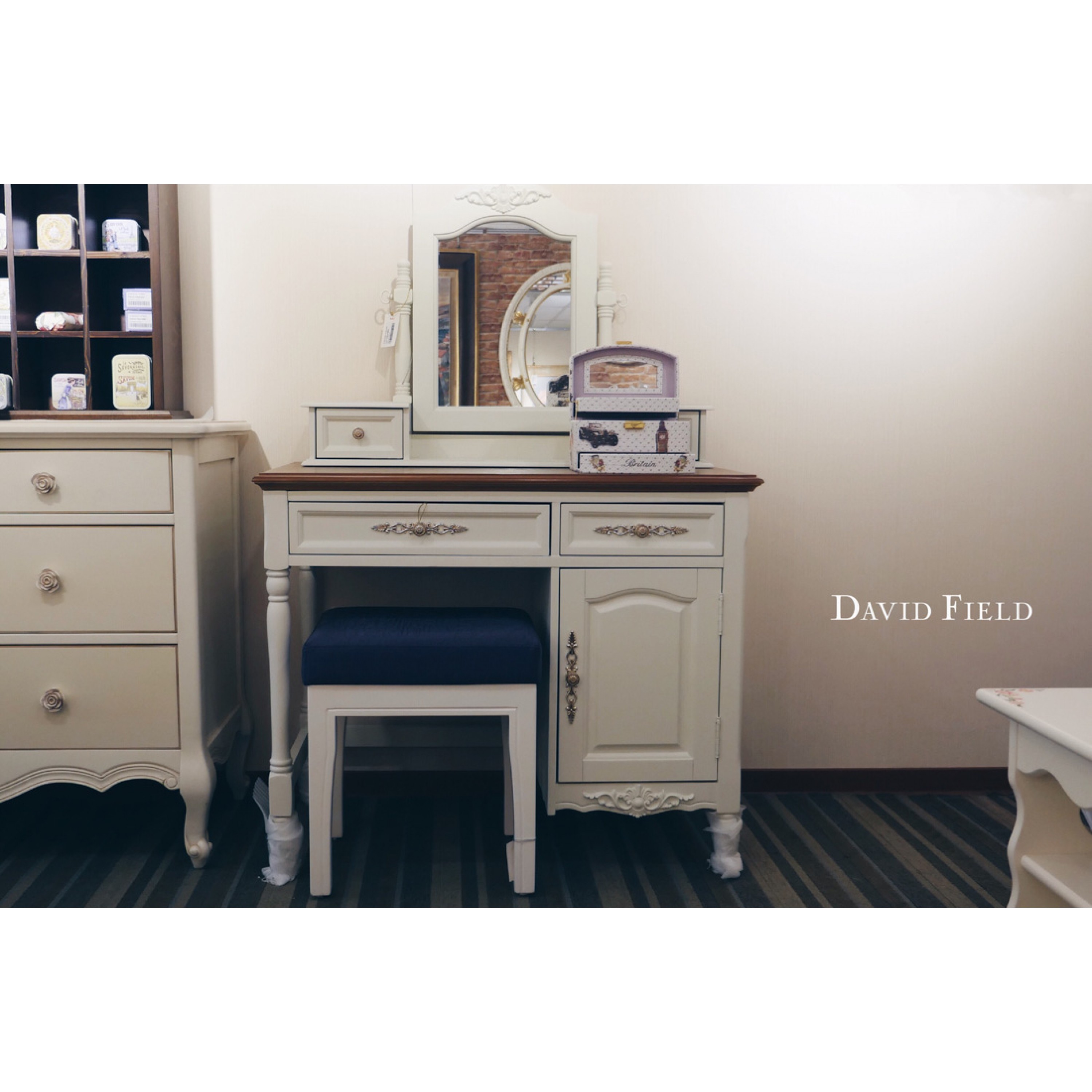 洗白雕花化妝鏡台