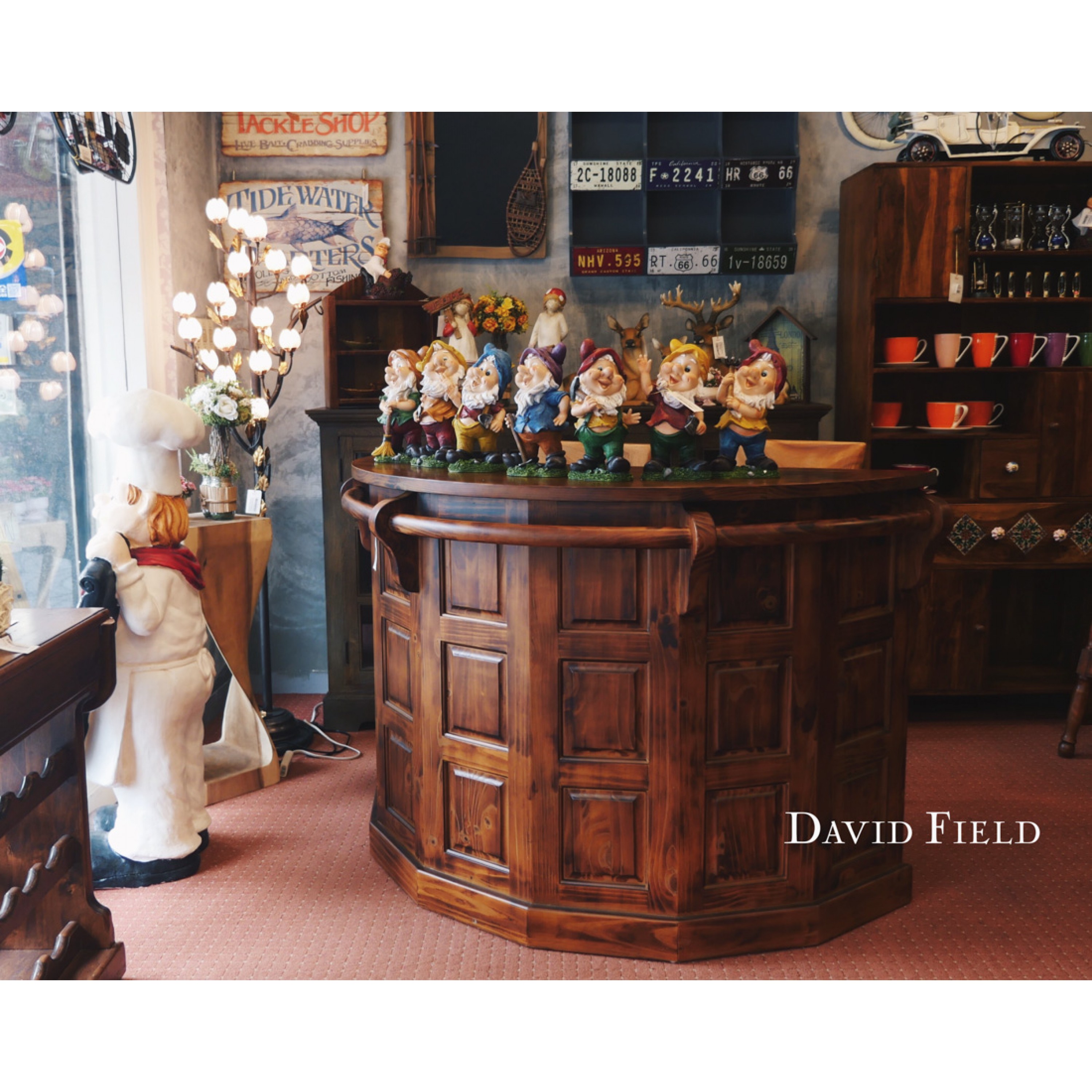 深色原木吧台桌